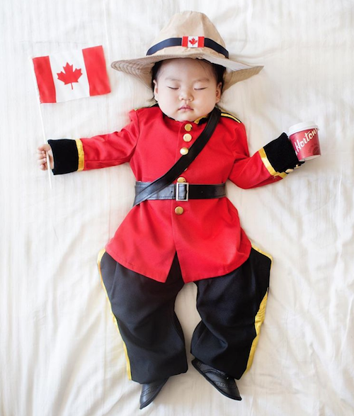 Mamá japonesa transforma las siestas de su hija en fotos increíbles