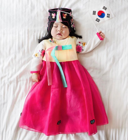 Mamá japonesa transforma las siestas de su hija en fotos increíbles