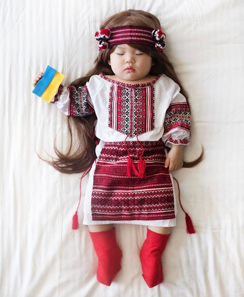 Mamá japonesa transforma las siestas de su hija en fotos increíbles