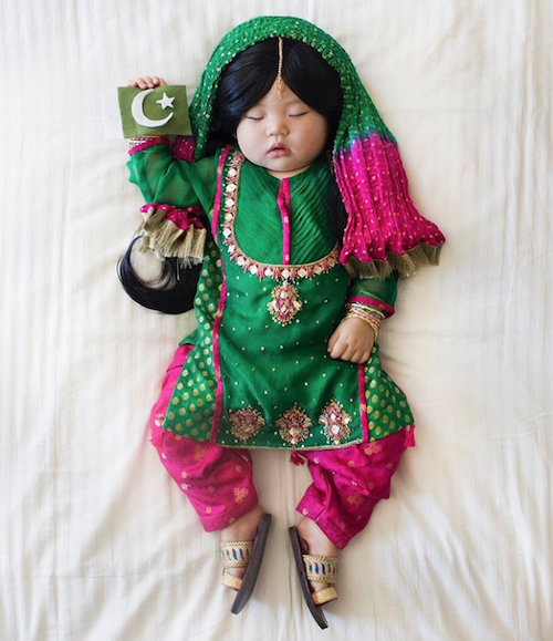 Mamá japonesa transforma las siestas de su hija en fotos increíbles