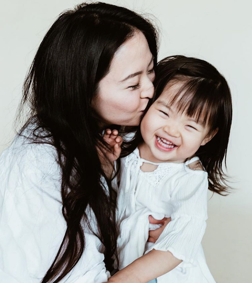 Mamá japonesa transforma las siestas de su hija en fotos increíbles