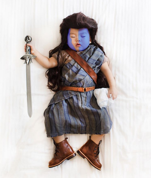 Mamá japonesa transforma las siestas de su hija en fotos increíbles