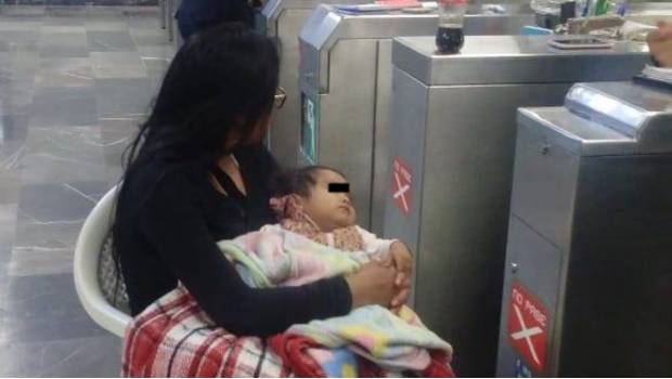 Abandonó a su esposa e hija en metro para seguir empedando
