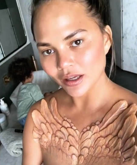 Chrissy Teigen collar implantado