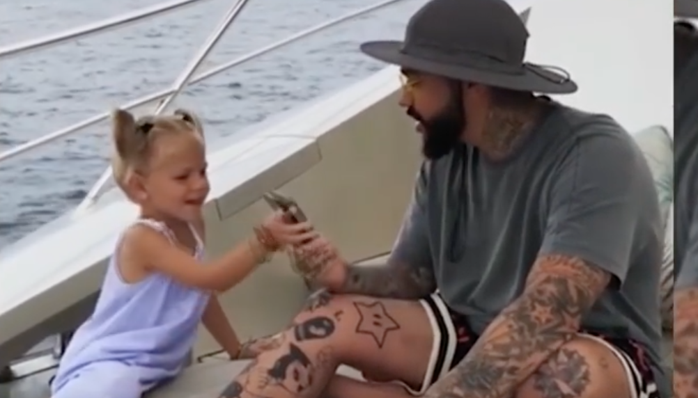 Niña tiró el celular de su papá al mar para que le haga caso