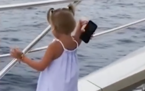 Niña tiró el celular de su papá al mar para que le haga caso