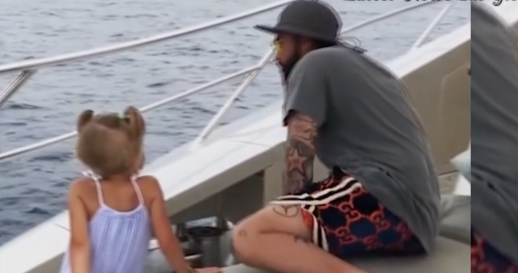 Niña tiró el celular de su papá al mar para que le haga caso