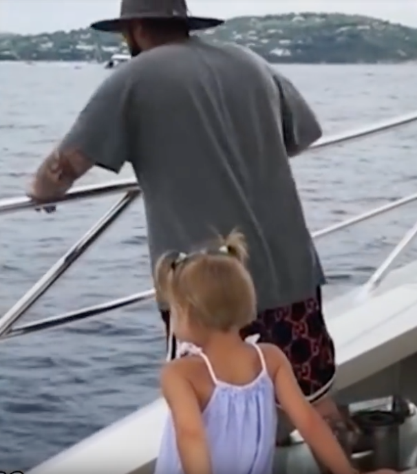 Niña tiró el celular de su papá al mar para que le haga caso