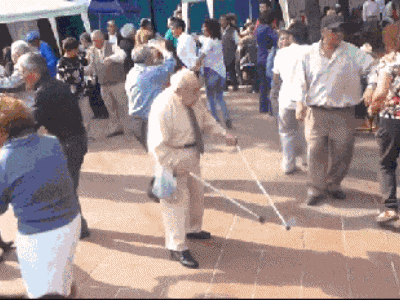 Abuelitos escapan de asilo para ir a festival de Heavy metal