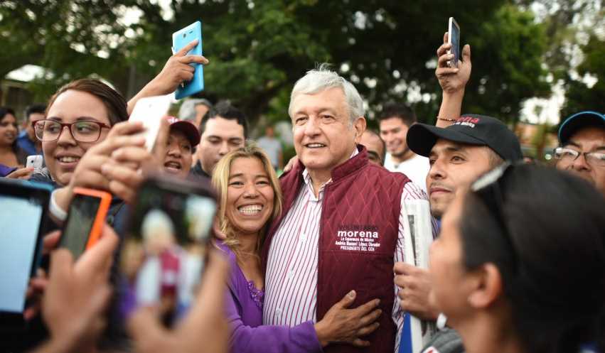 Gente hace cola en el aeropuerto para tomarse foto con AMLO
