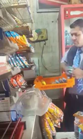 Captan empleado robando a señor en una tienda