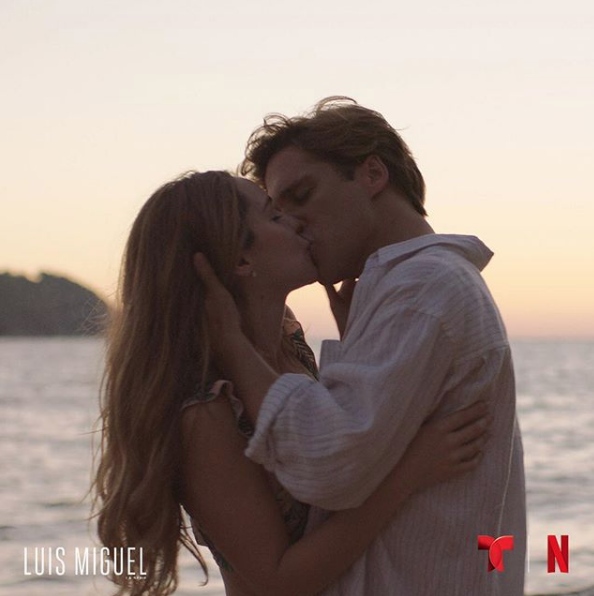 Diego Boneta beso y beso con camila sodi