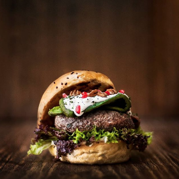 Hamburguesa de chile en nogada