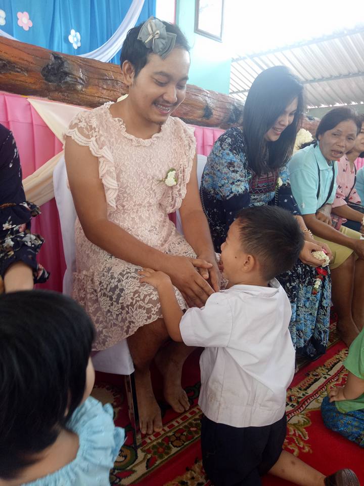 Papá va de vestido a festival día de las madres hijos