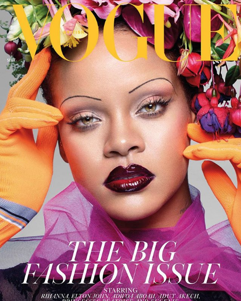 Captan a Rihanna comprando elote asado en la calle