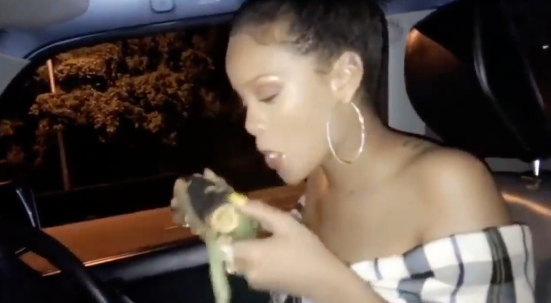 Rihanna comiendo elote