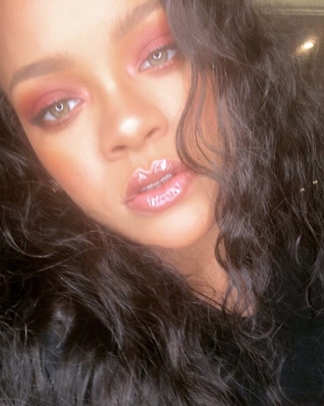 Rihanna comparte fotos sin maquillaje