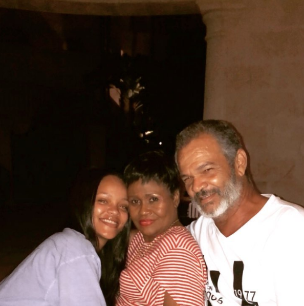 Rihanna comparte fotos sin maquillaje