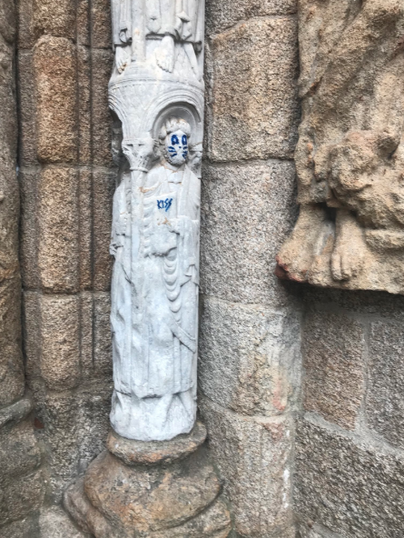 vandalizan-iglesia-medieval-grafiti-integrante-kiss-santiago-compostela-espana