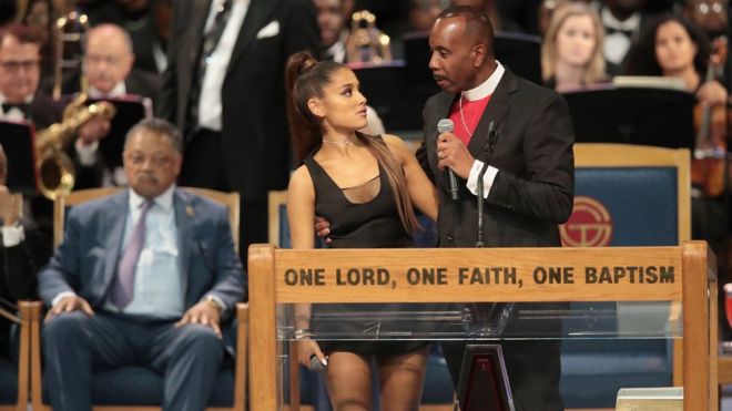 Obispo manoseó a Ariana Grande en funeral de Aretha Franklin