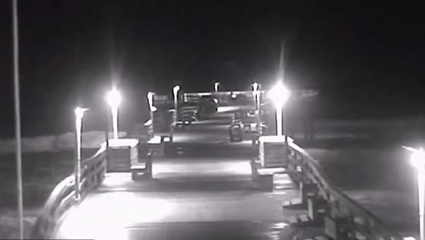 Video: Hombre fantasma camina en medio de huracán