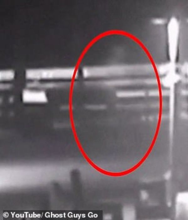 Video: Hombre fantasma camina en medio de huracán