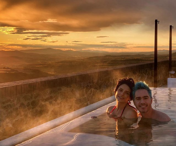 Aislinn Derbez y Mauricio Ochman festejan 7 meses Kailani