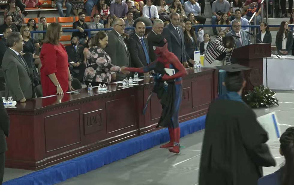 Fue a su graduación disfrazado de Spiderman