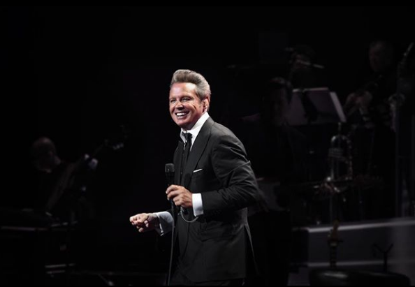 Luis Miguel llora en concierto