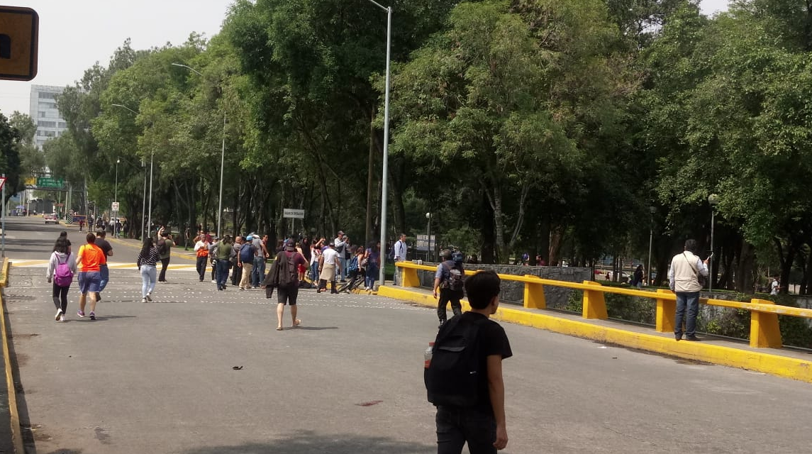 Madrazos en Rectoría de CU entre porros y manifestantes
