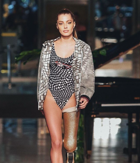 Modelo brasileña con pierna biónica triunfa en Internet