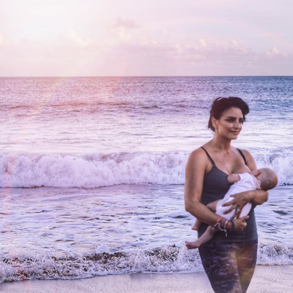 Aislinn Derbez justifica que perro lama a su hija
