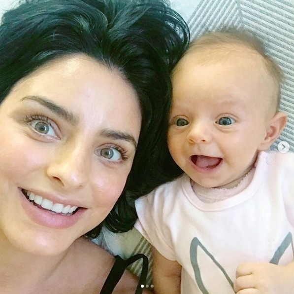 Aislinn Derbez comparte foto con kilos de más