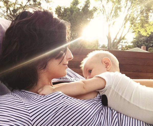 Aislinn Derbez justifica que perro lama a su hija