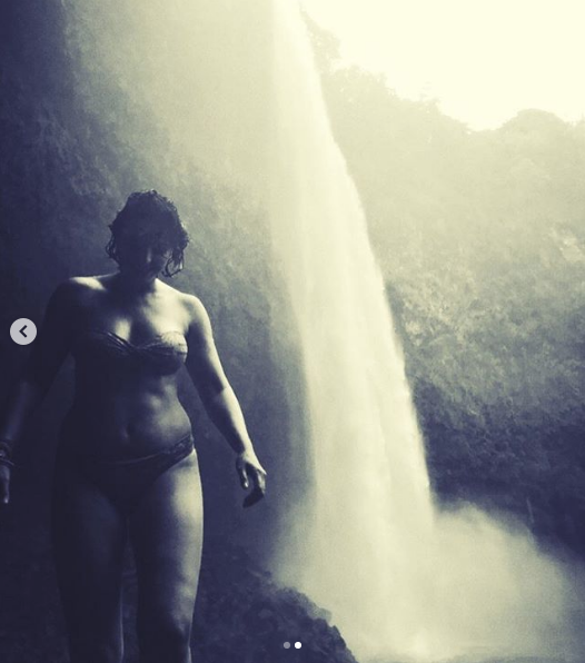 Aislinn Derbez publica foto con kilos de más