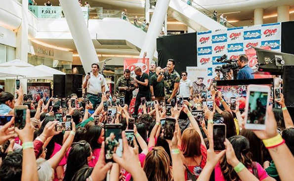 Carlos Rivera firma de autógrafos