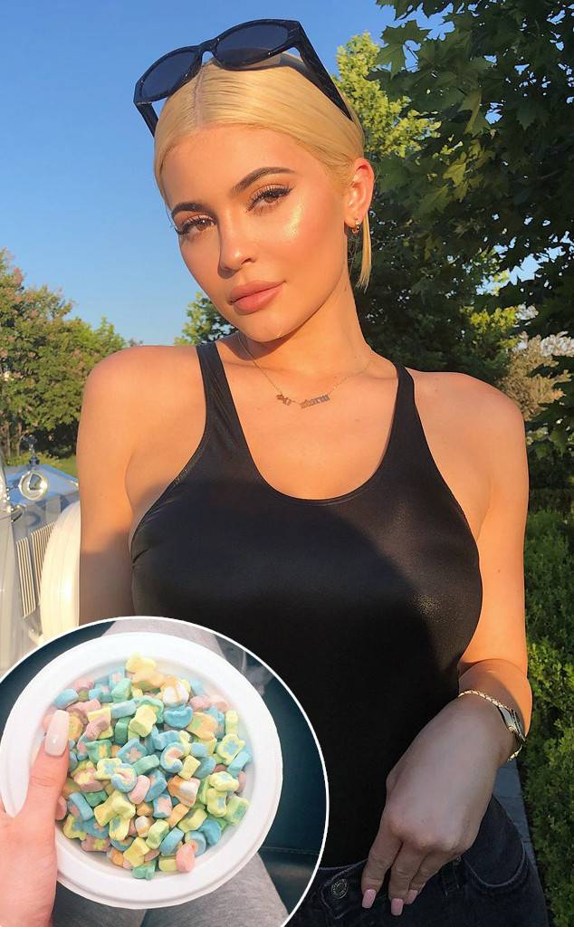 Kylie Jenner come cereal por primera vez