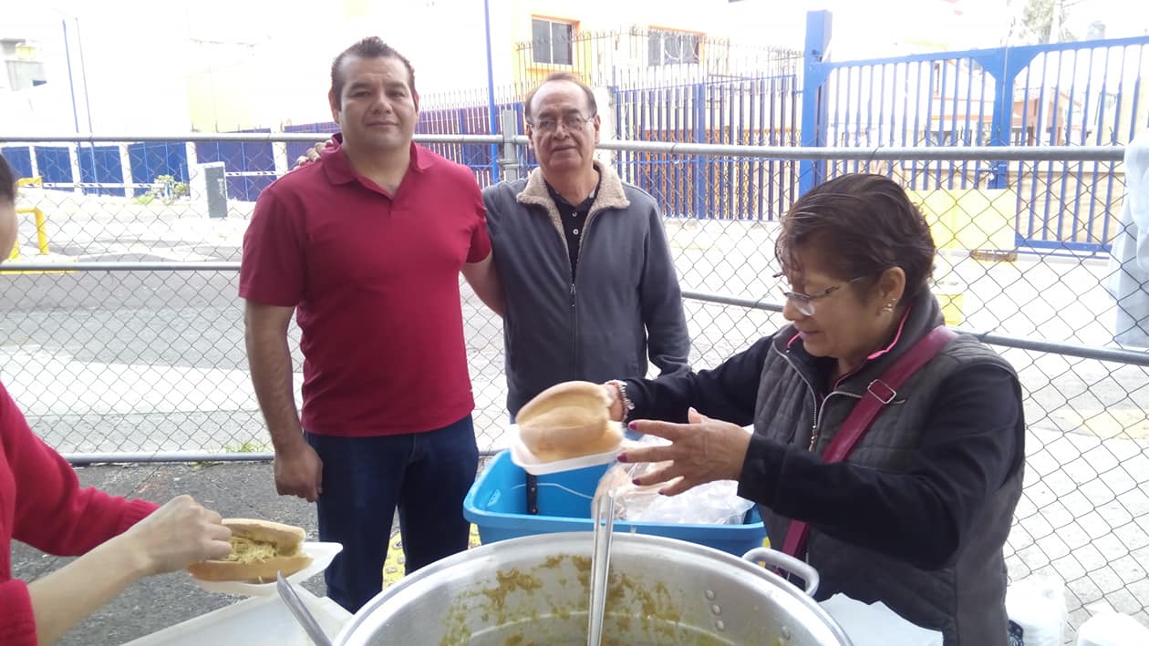 Comerciantes de FES Aragón dan comida a estudiantes