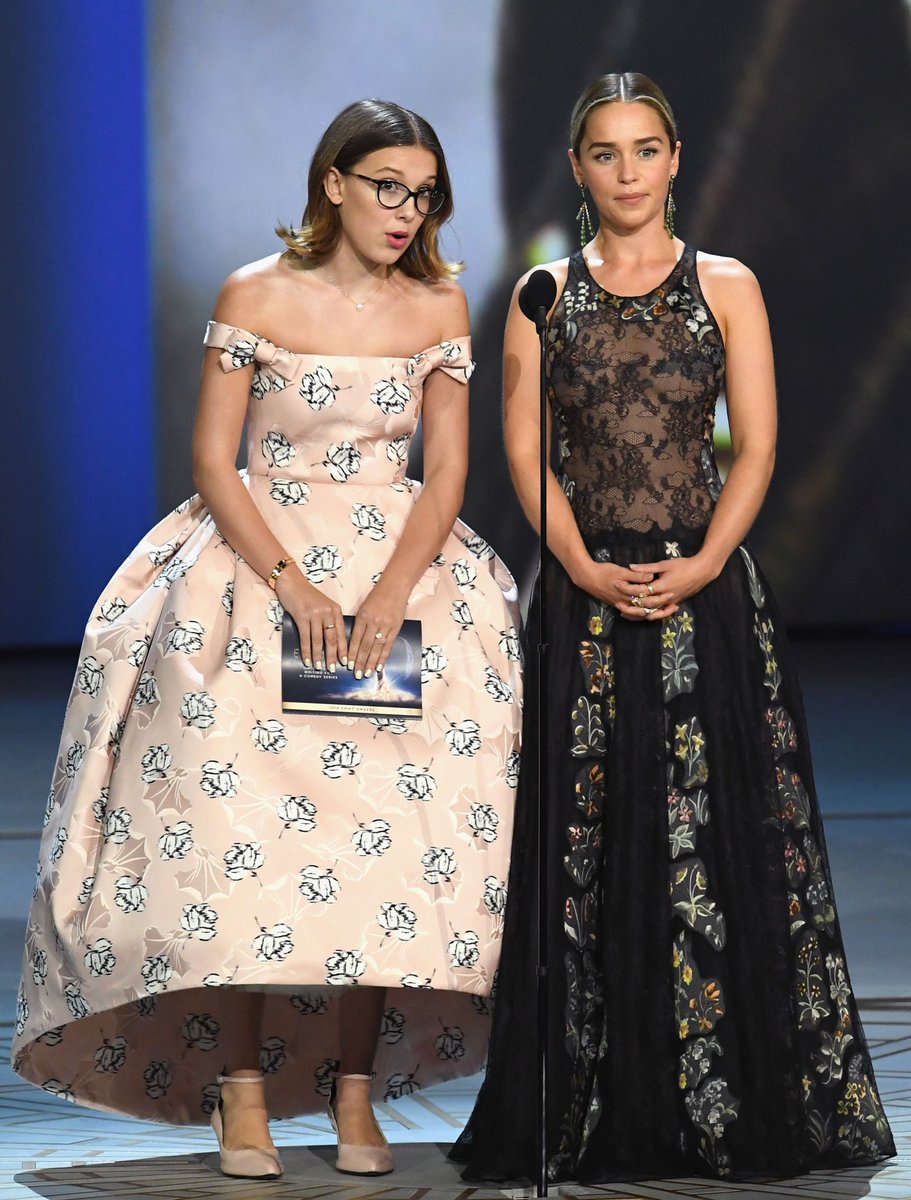 Millie Bobby Brown y Emilia Clarke emocionan en los Emmy Awards