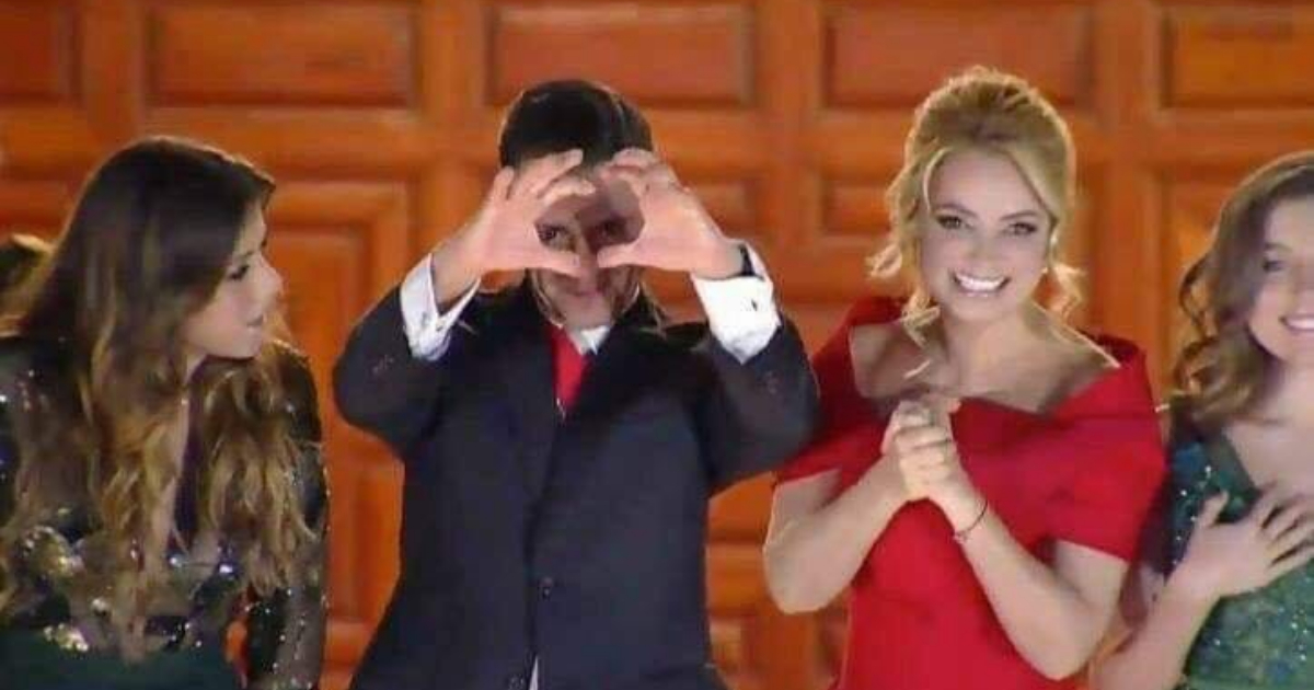 Enrique Peña Nieto Señal Grito 2018, Enrique Peña Nieto Señal, Peña Señal, Memes Enrique Peña Nieto, Memes Grito De Independencia 2018, Grito