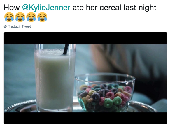 Kylie Jenner come cereal por primera vez