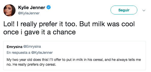 Kylie Jenner come cereal por primera vez