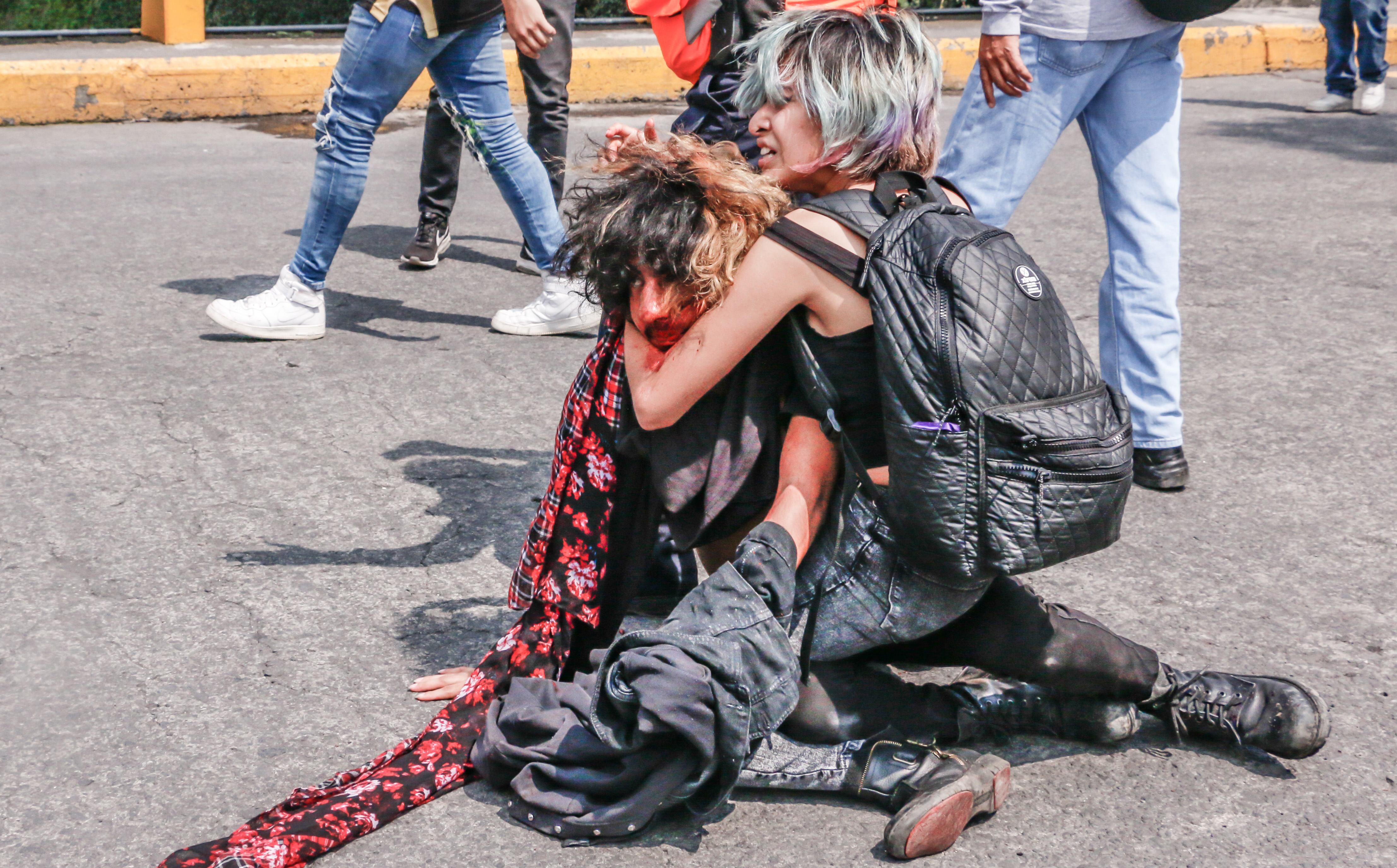 La chica que defendió a su novio de los porros