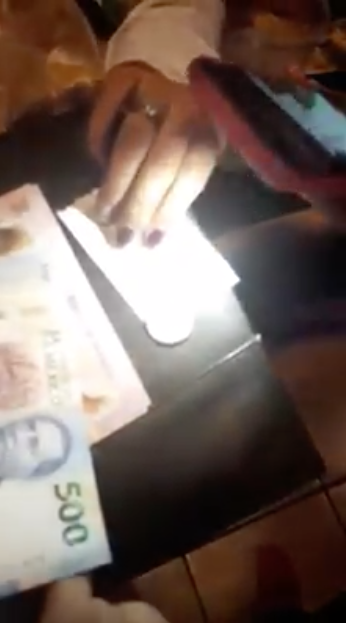 da propina con billete de quinientos pesos