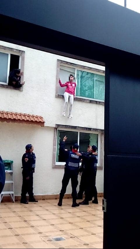 Chica intenta suicidarse desde primer piso le hacen memes