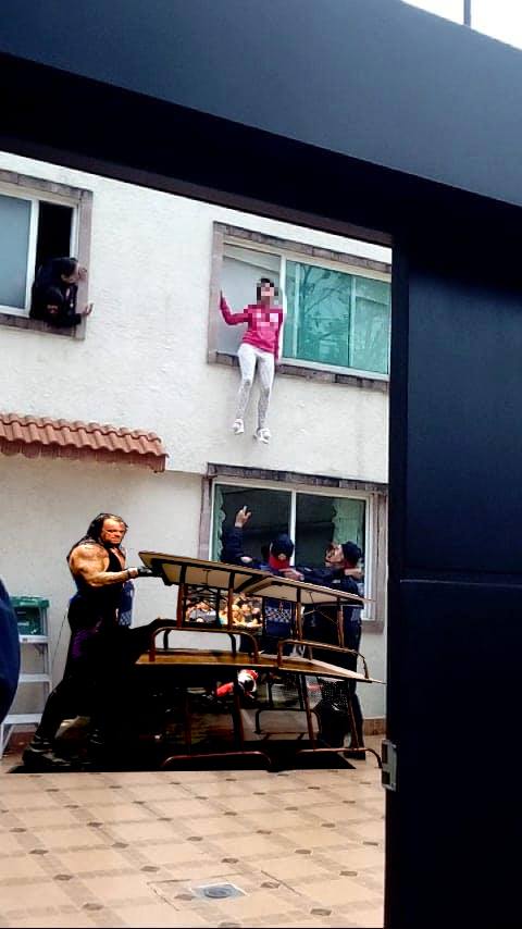 Chica intenta suicidarse desde primer piso le hacen memes