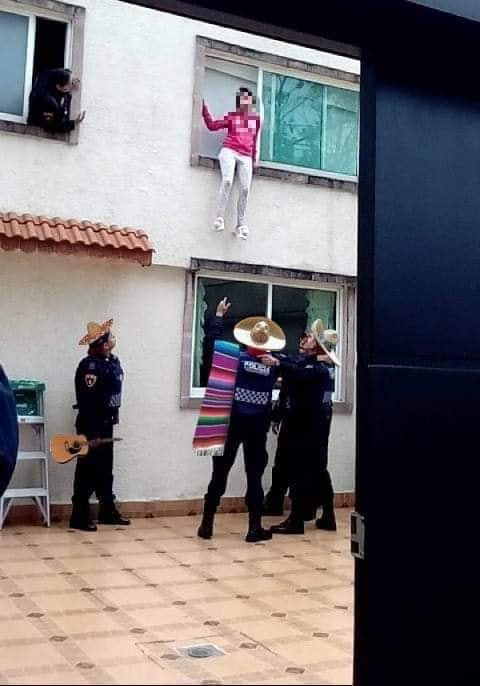 Chica intenta suicidarse desde primer piso le hacen memes