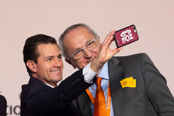 Enrique Peña Nieto se toma selfie con funda con logo de AMLO