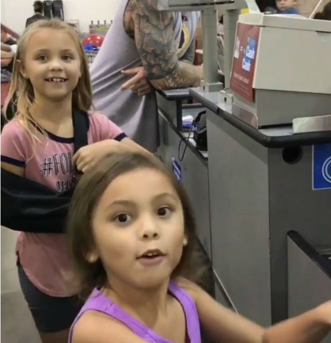 Cajero finge Maui de Moana para no romper ilusión a niñas