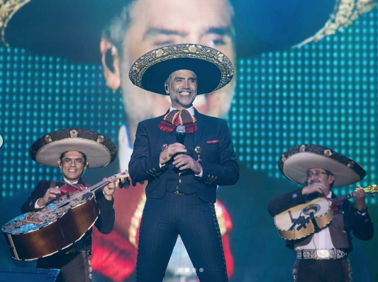 Alejandro Fernandez en estado inconveniente en concierto